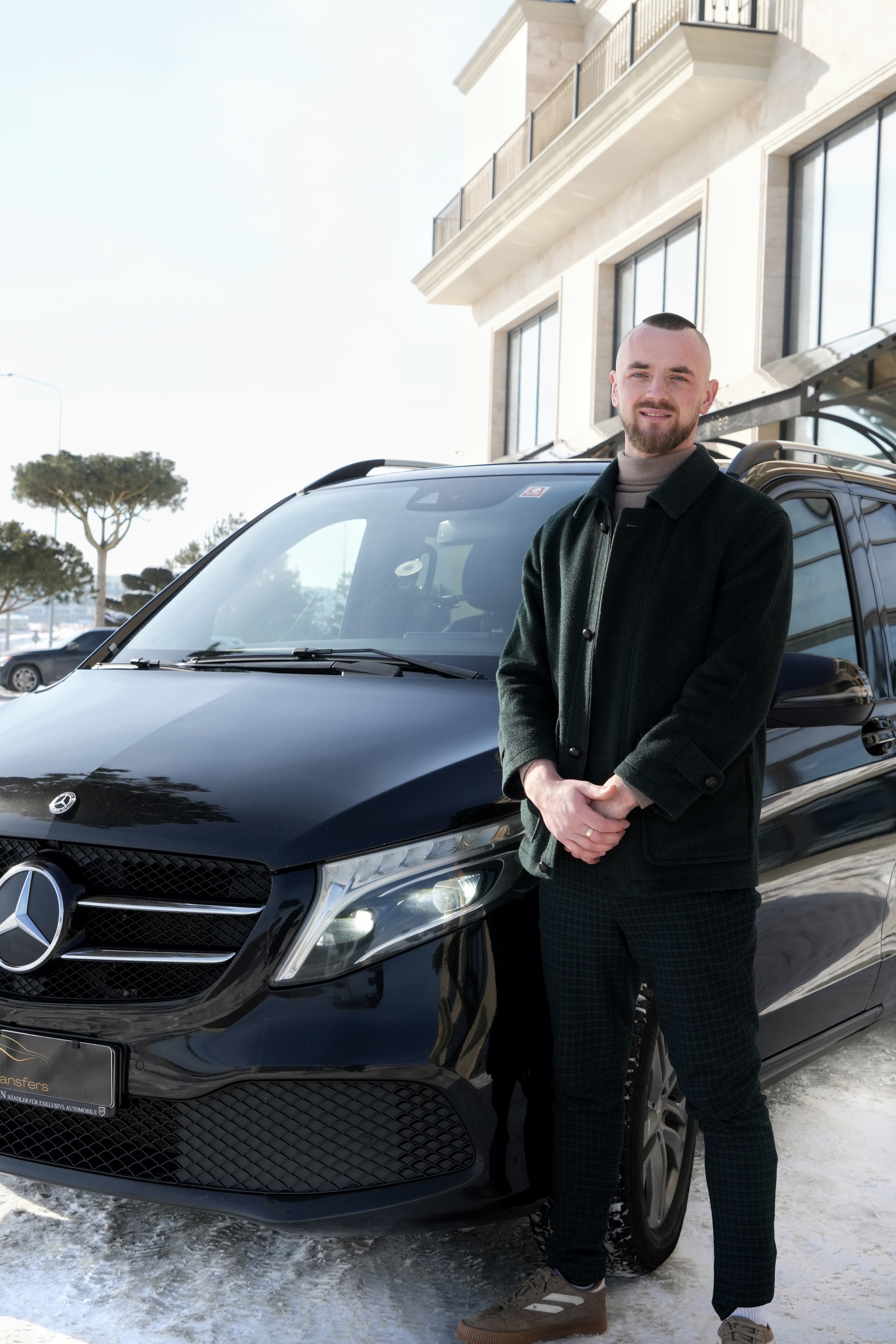 Водій Car Transfer Group з автомобілем